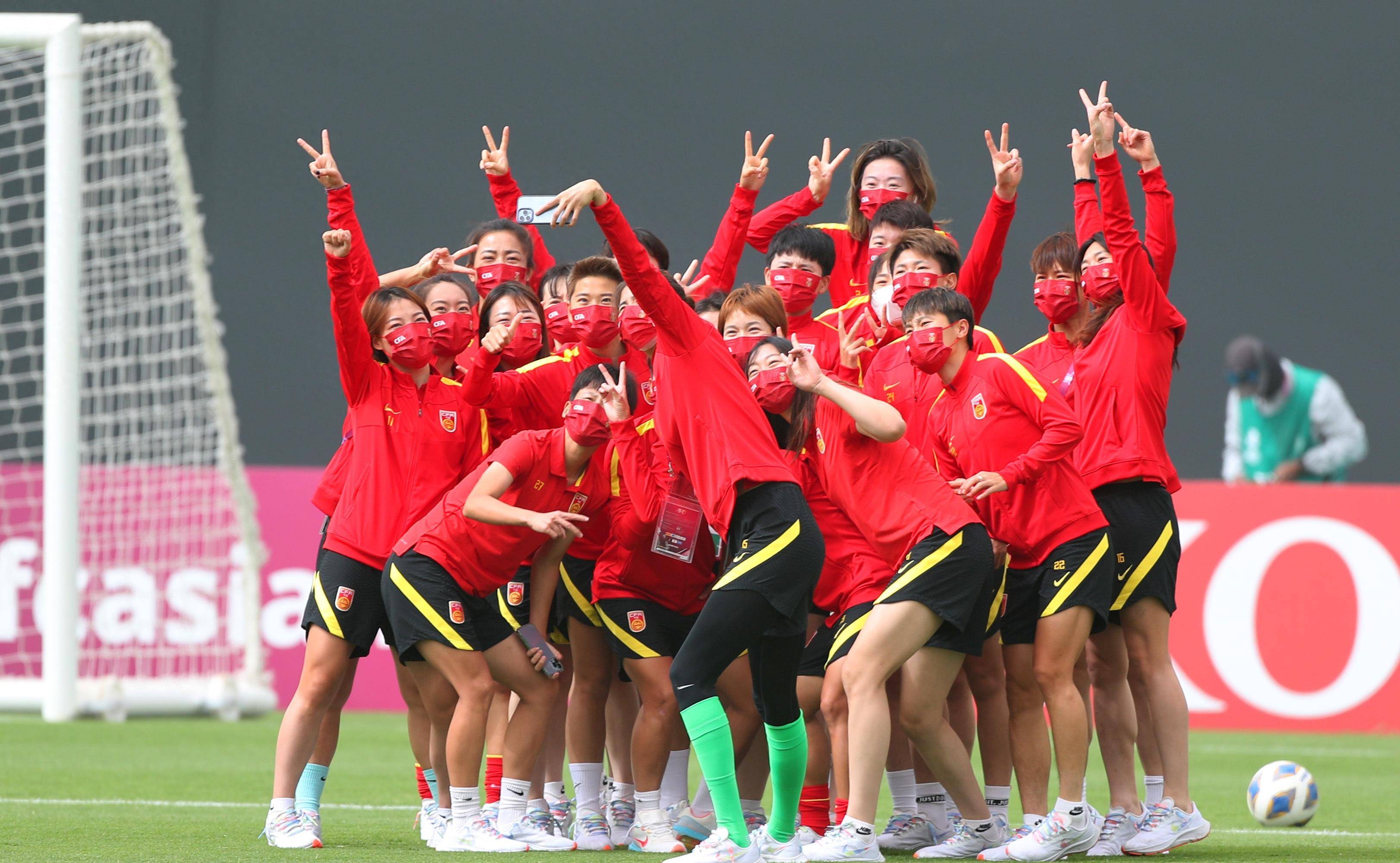 女足比赛中，中国队员徐某力挽狂澜