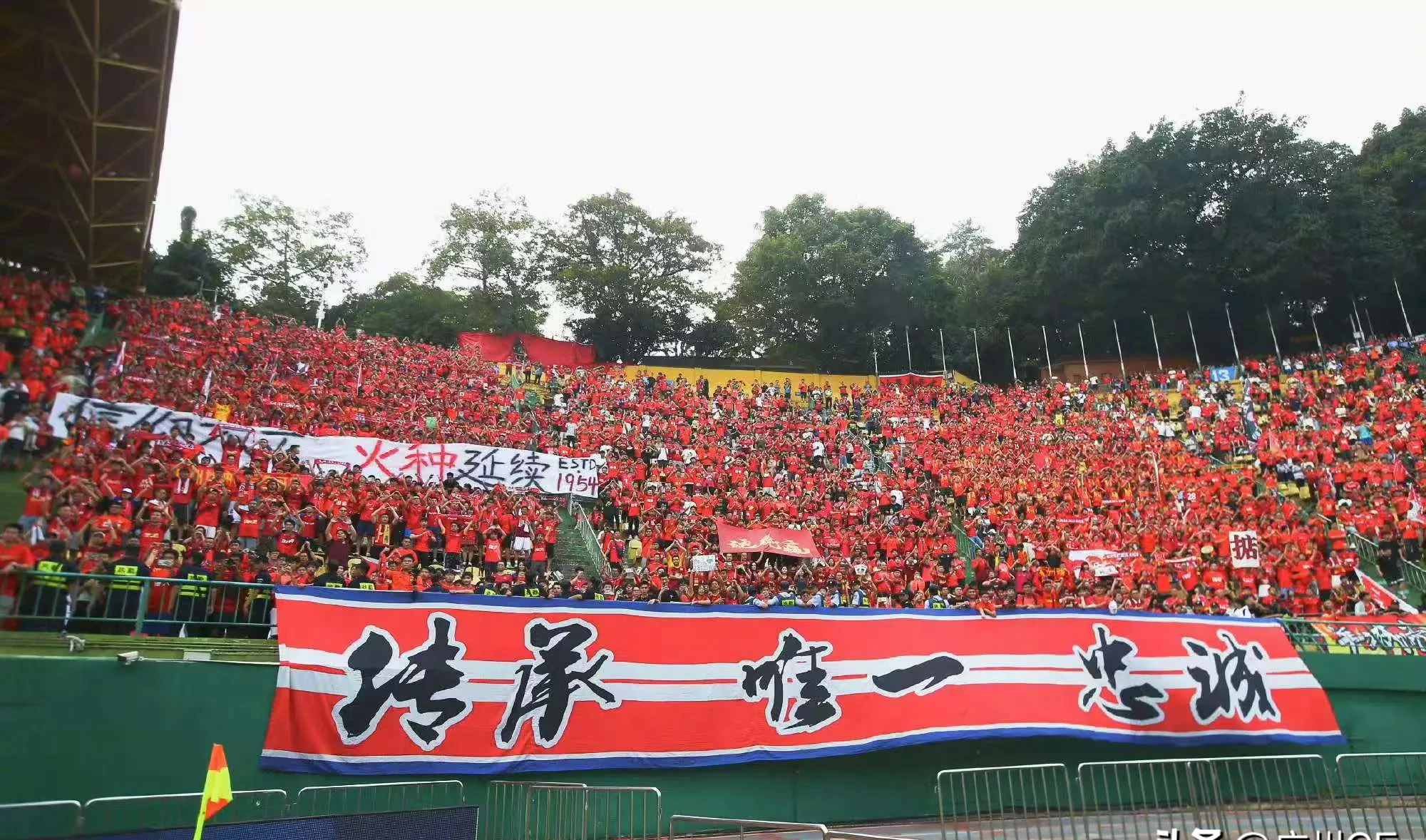 广州恒大在主场大获全胜，晋级下一轮