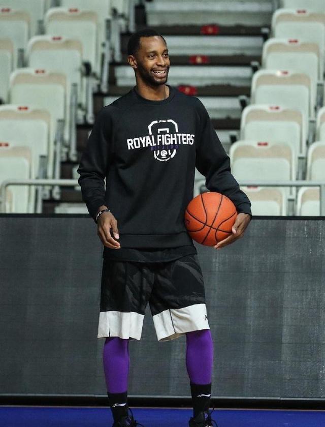 熊猫直播平台-黑龙江男篮外援稳健作战，带队成功