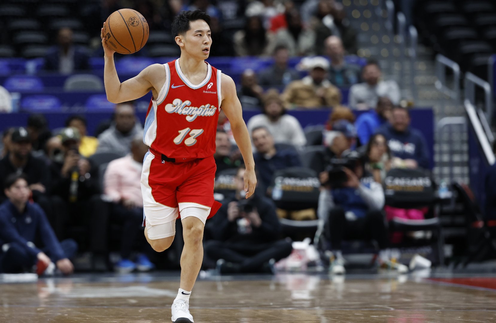 灰熊横扫马刺，主场守住领先优势