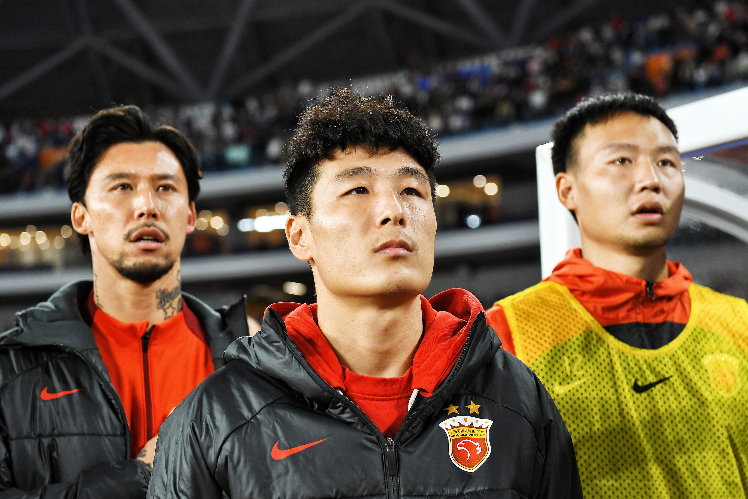 包含中国足球迎来新一轮激烈交锋，球员实力备受瞩目的词条