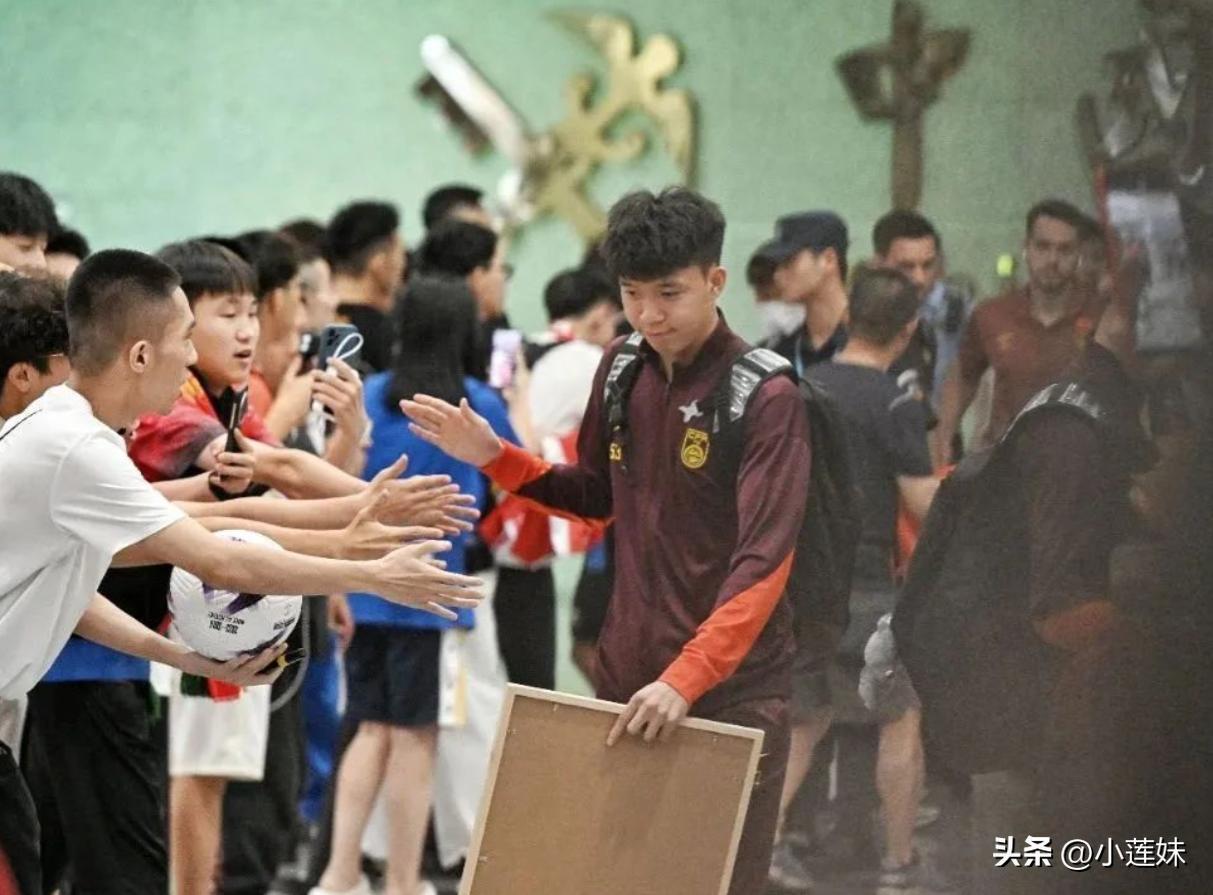 球员们奋起直追，决战比赛场，向荣誉进军！