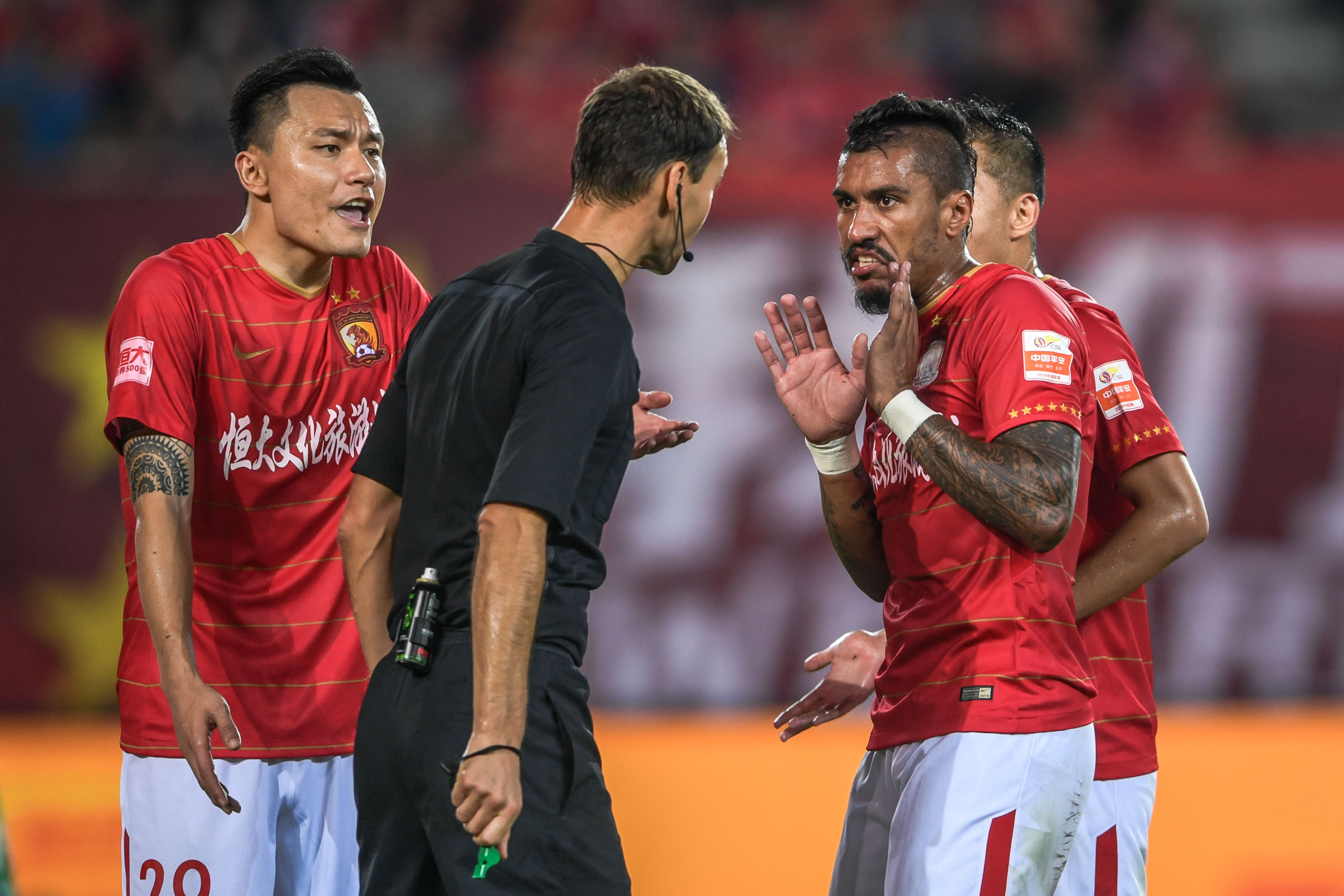 熊猫体育官方-恒大后防连失进球,防线危机待解