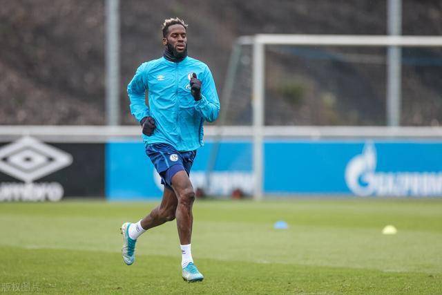 包含沙尔克04球员积极拼搏，全力以赴的词条