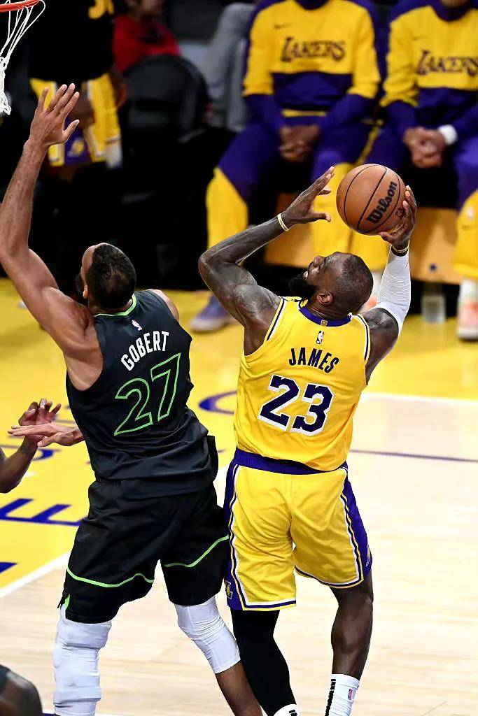 熊猫体育官方-詹姆斯和安东尼惨遭淘汰，湖人遭遇困境