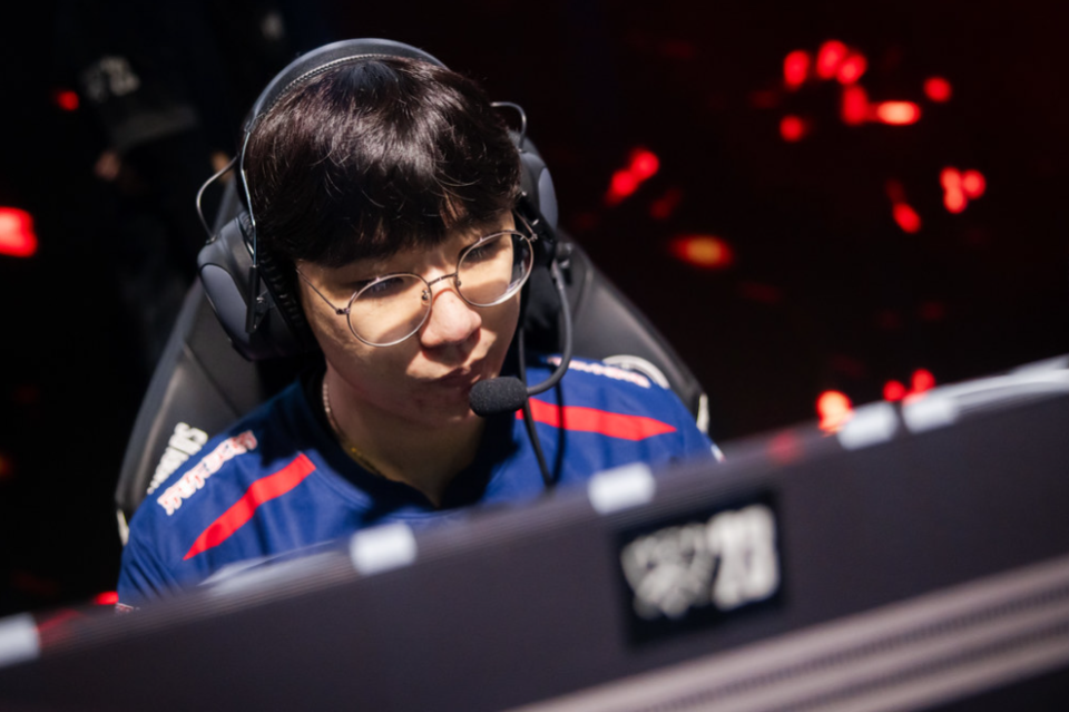 JDG险胜FNC，Ruler极限生还后反打宿敌对决半决赛，技惊四座