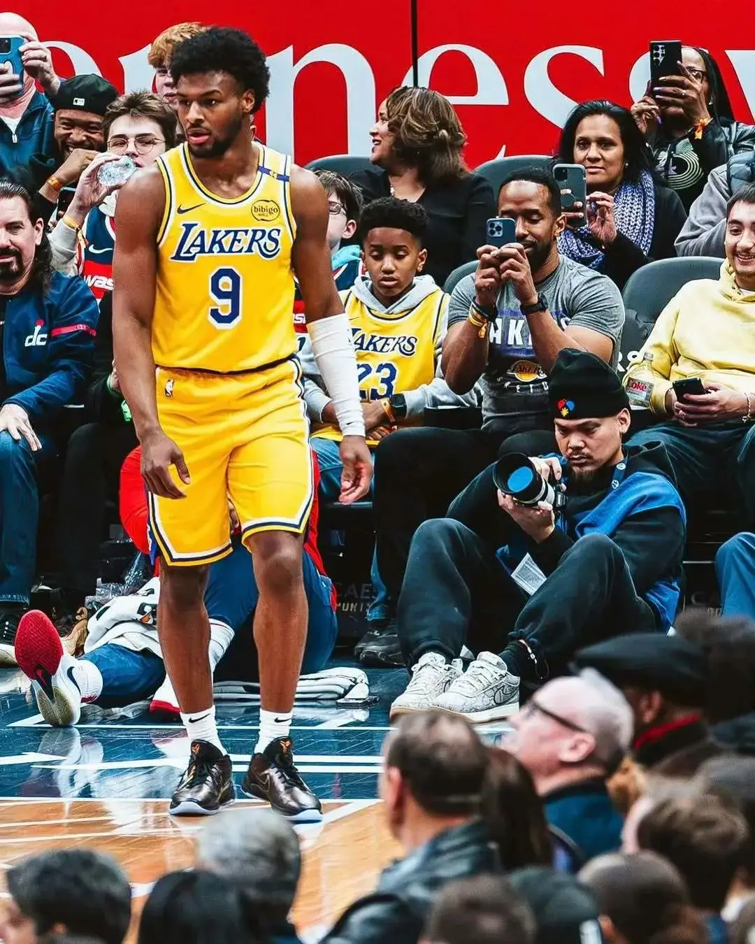 体育赛事直播-湖人击败尼克斯，詹姆斯状态火爆