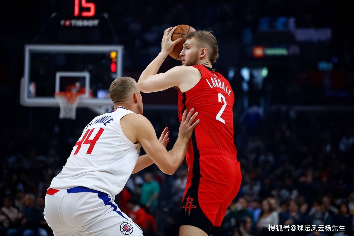 火箭队在主场击败了快船队