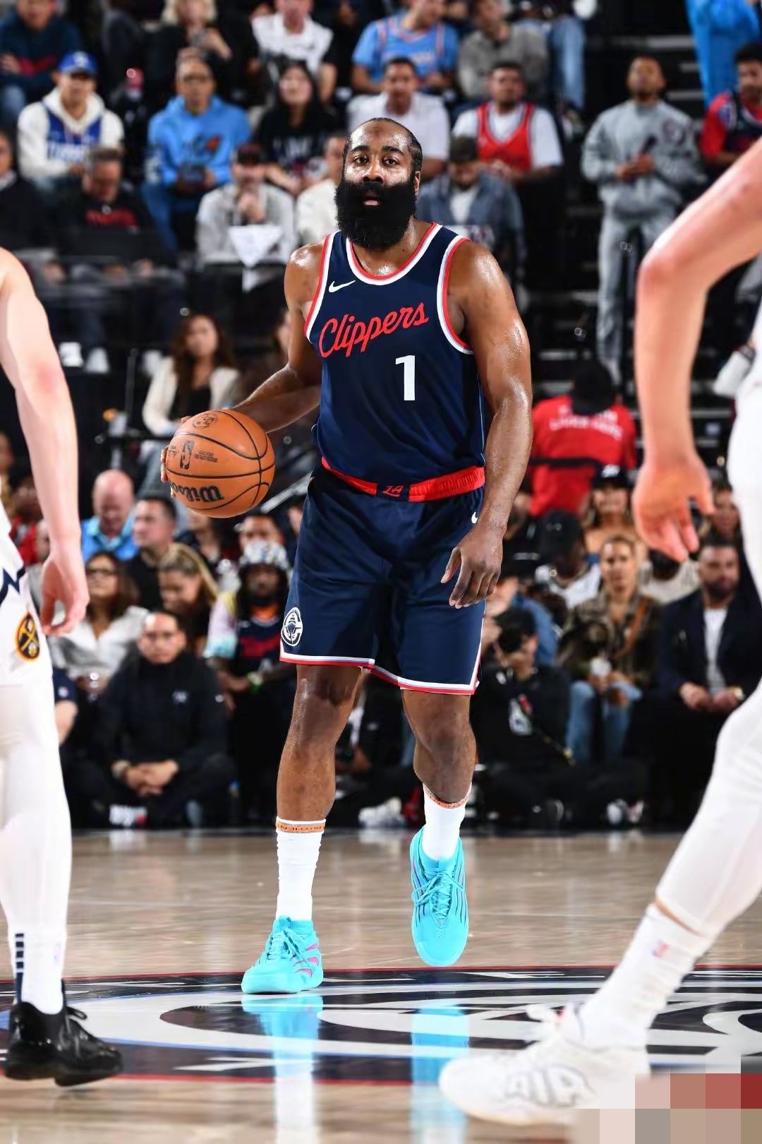 NBA季后赛首轮较量战抢眼，实力强队展现屠杀气息全面占据上风