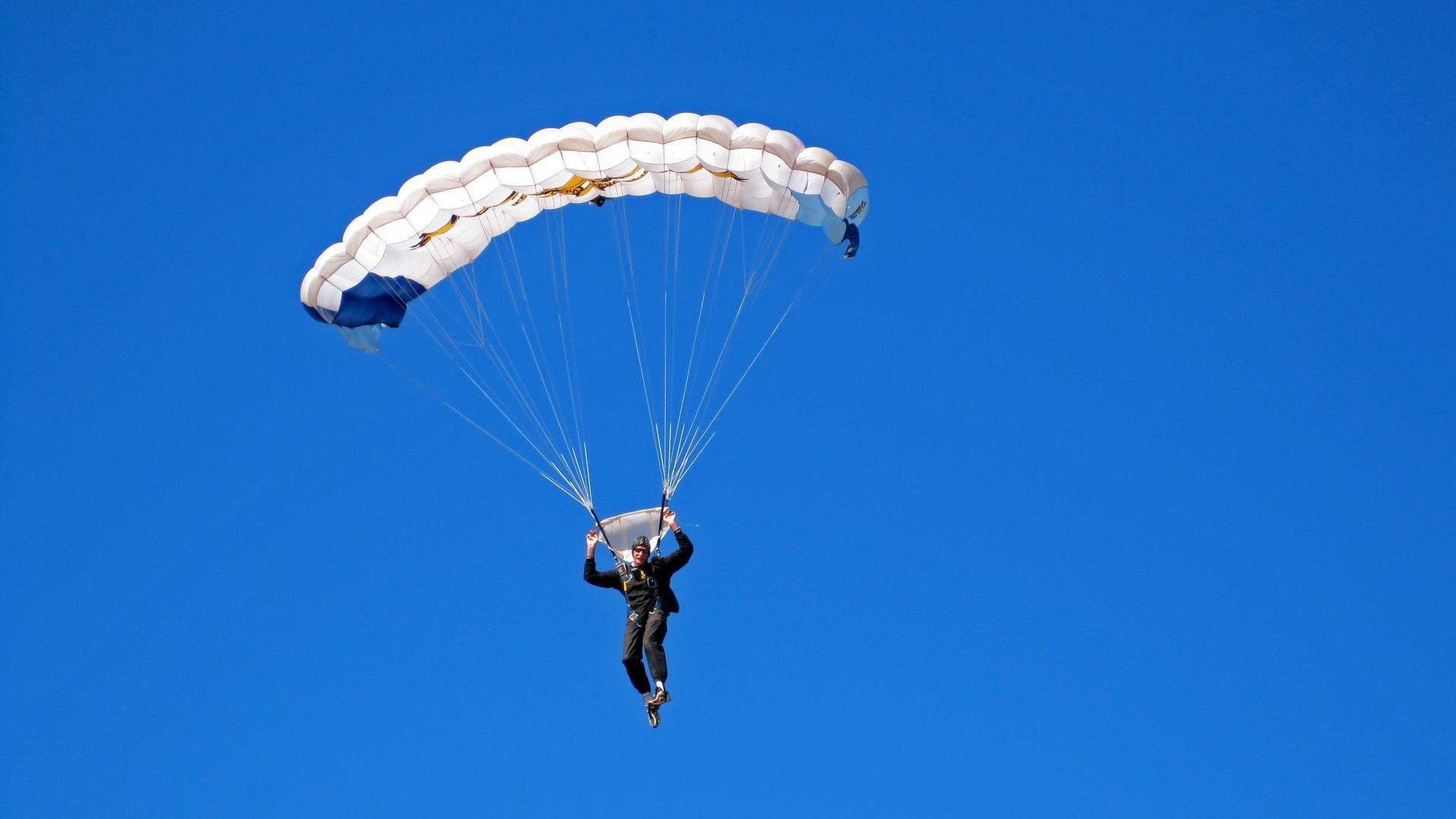 黑马逆袭的智慧，拉塞尔关键一停，哈斯车队以柔克刚轻取迈凯伦